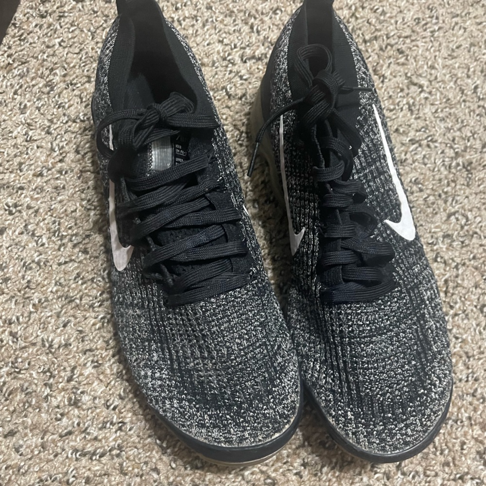 Used black and white Nike vapormax